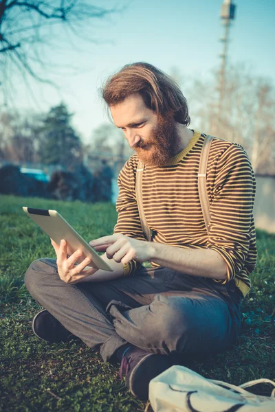 Hipster man använder tablet — Stockfoto