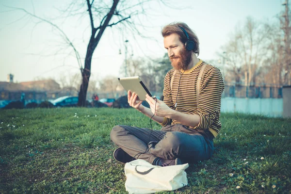 Hipster homem usando comprimido — Fotografia de Stock