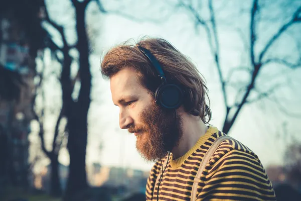 Hipster man lyssnar musik — Stockfoto