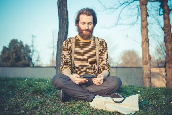 Hipster homem usando comprimido — Fotografia de Stock