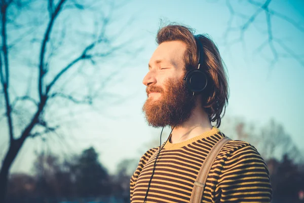 Hipster adam müzik dinleme — Stok fotoğraf