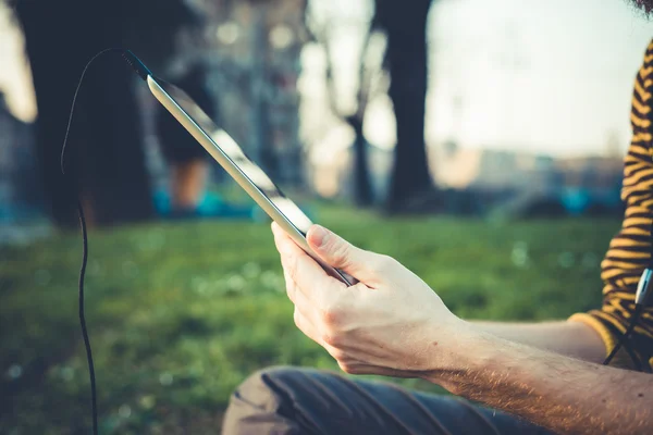 Hipster-Mann mit Tablet — Stockfoto