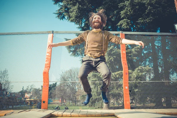 Man springt op trampoline — Stockfoto