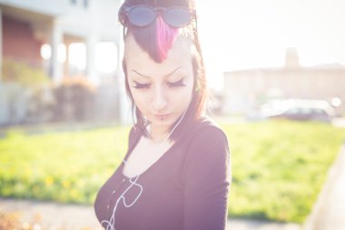 Punk kız müzik dinleme