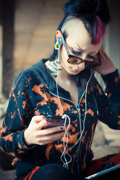 Punk tjej använder tablet — Stockfoto