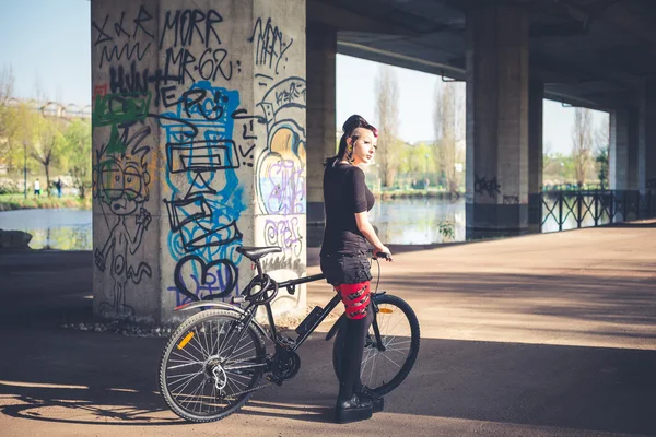 Punk Dziewczyna jazda rowerem — Zdjęcie stockowe