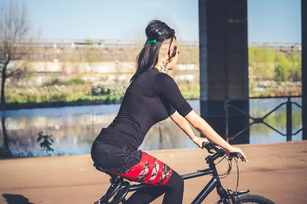 Punk menina andar de bicicleta — Fotografia de Stock