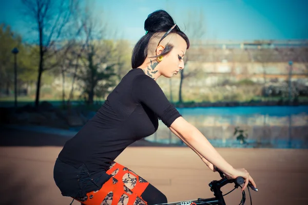 パンクガール自転車に乗る — ストック写真