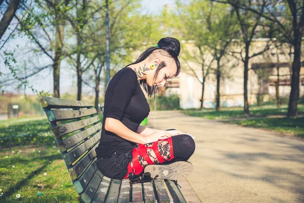 Punk girl en utilisant une tablette — Photo
