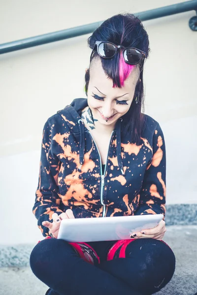 Punk meisje met Tablet PC — Stockfoto