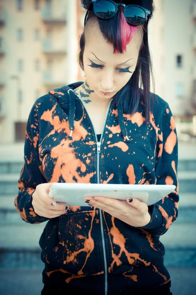 Dziewczyna punk za pomocą tabletu — Zdjęcie stockowe