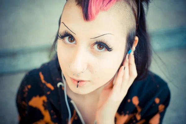 Punk chica escuchando música — Foto de Stock