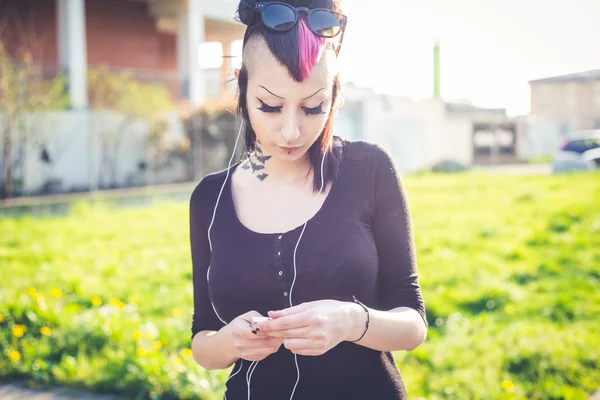 Punk tjej lyssnar musik — Stockfoto