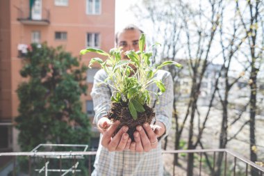 fesleğen bitki tutan adam
