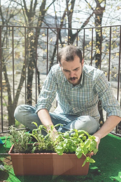 Guapo elegante hombre jardinería — Foto de Stock