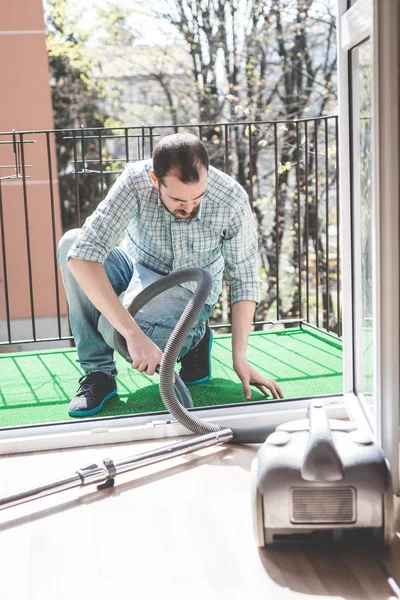 Man using hoover — Stock Photo, Image