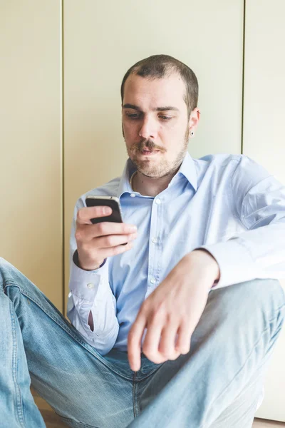 Mann telefoniert mit Smartphone — Stockfoto