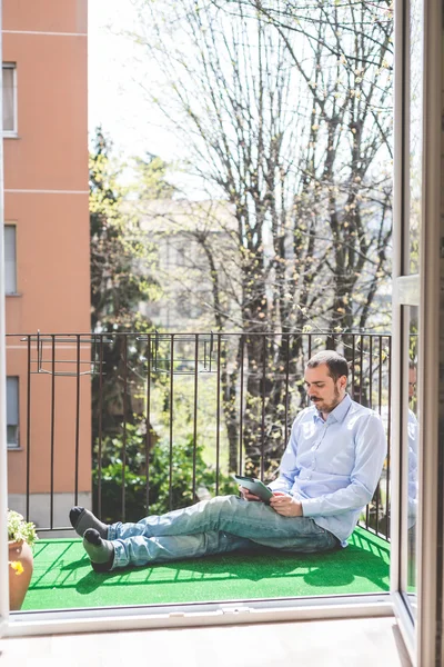 Homem multitarefa de negócios — Fotografia de Stock