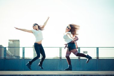 iki genç kadın dans