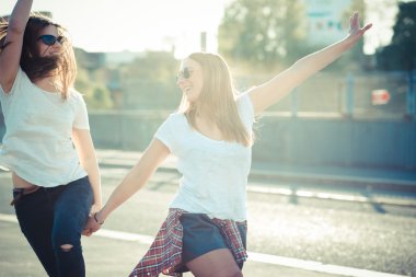 iki genç kadın dans