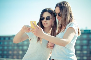 iki kadın Smartphone kullanarak