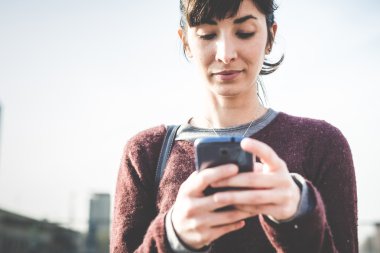 Akıllı telefon kullanan kadın