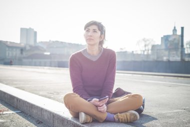 Akıllı telefon kullanan kadın