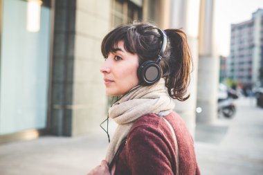Müzik dinleyen kadın