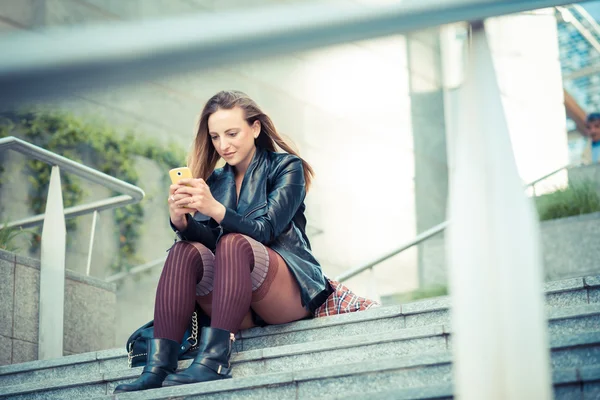 Kvinna med smarttelefon — Stockfoto