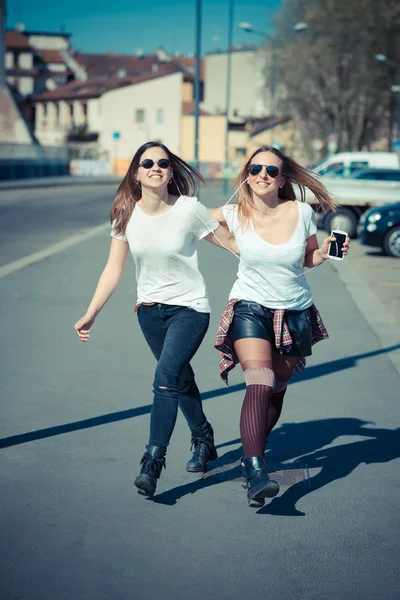 Duas belas mulheres jovens — Fotografia de Stock