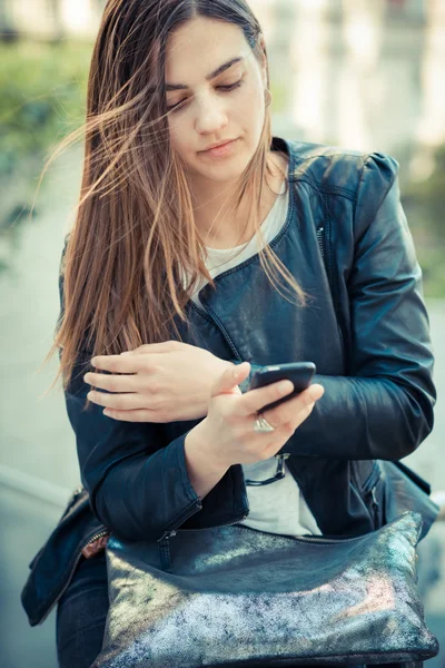 Žena používající chytrý telefon — Stock fotografie