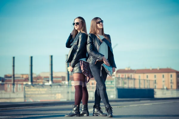 Twee mooie jonge vrouwen. — Stockfoto