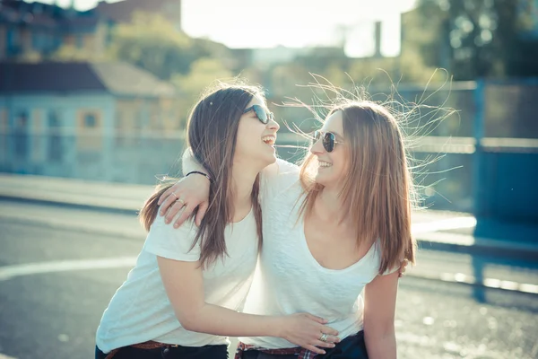 Twee vrouwen plezier — Stockfoto