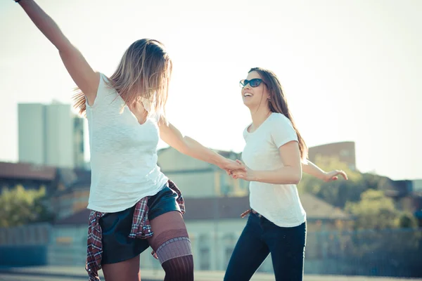 Two young women  dancing — Stock Photo, Image