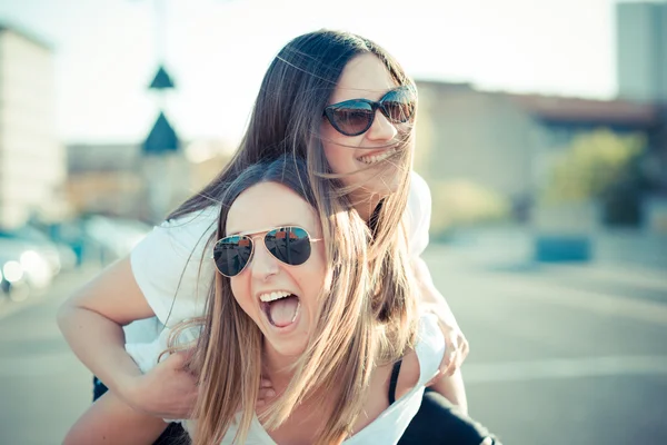Dos mujeres divirtiéndose — Foto de Stock