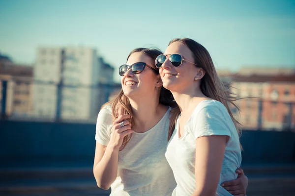 Twee mooie jonge vrouwen. — Stockfoto