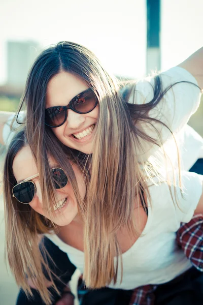 Zwei Frauen, die Spaß haben — Stockfoto