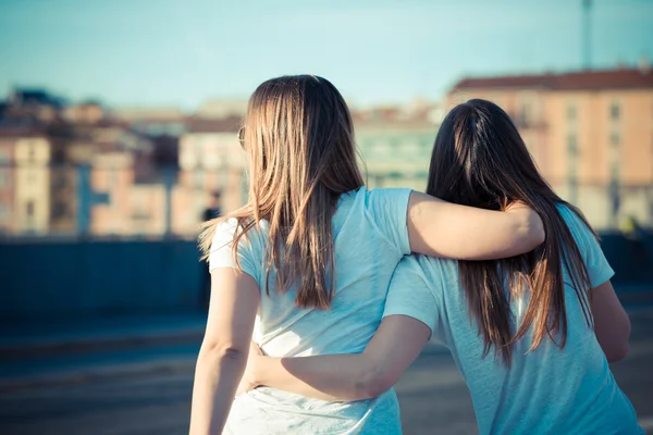 Twee mooie jonge vrouwen. — Stockfoto