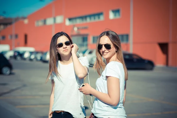 Zwei schöne junge Frauen — Stockfoto