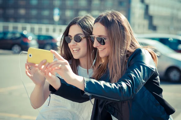 Vrouwen met behulp van smartphone — Stockfoto