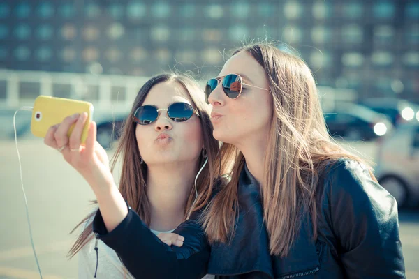 Vrouwen met behulp van smartphone — Stockfoto