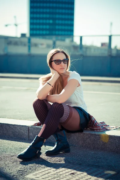 Jovem mulher bonita — Fotografia de Stock