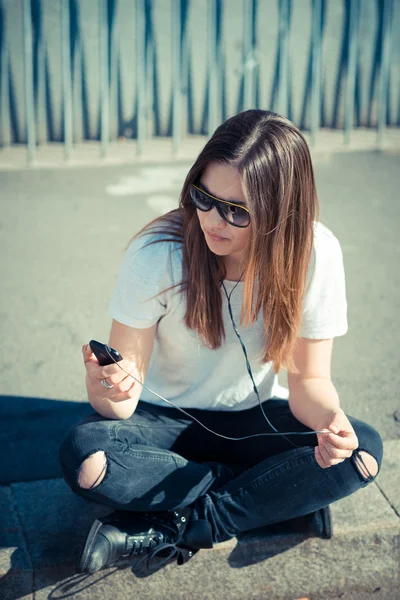 Vrouw die muziek luistert — Stockfoto