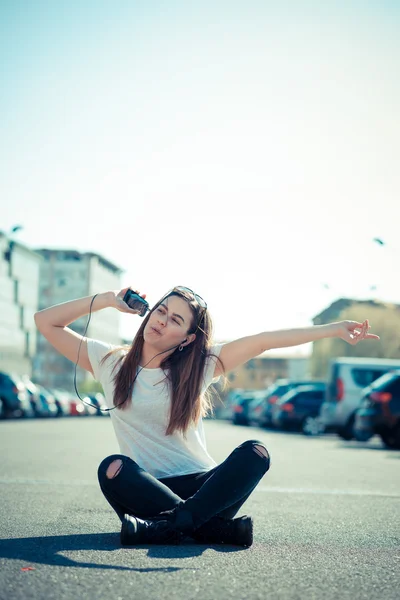 Mulher ouvindo música — Fotografia de Stock