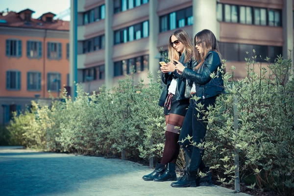 Due belle giovani donne — Foto Stock