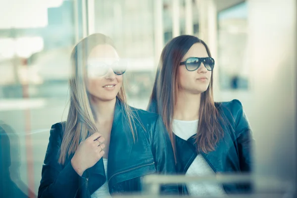 Zwei Frauen durch Glas — Stockfoto