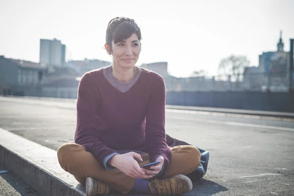 Frau benutzt Smartphone — Stockfoto