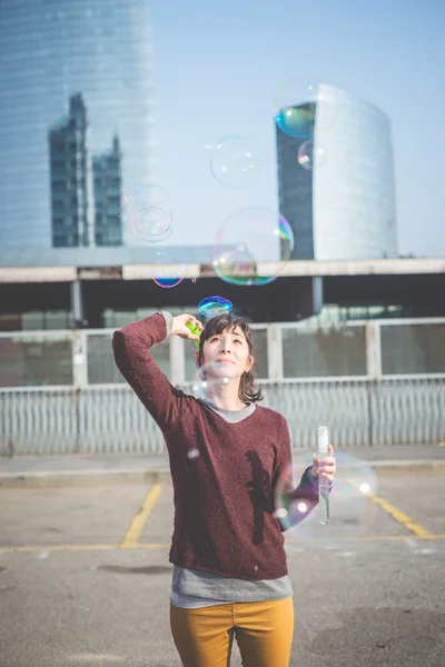 Femme avec ventilateur à bulles — Photo