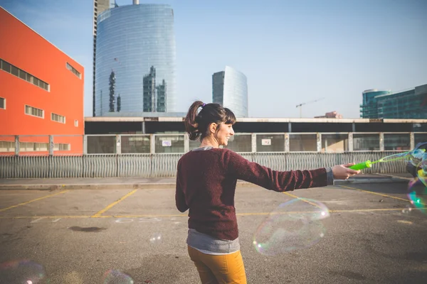 Kvinna med bubble blower — Stockfoto