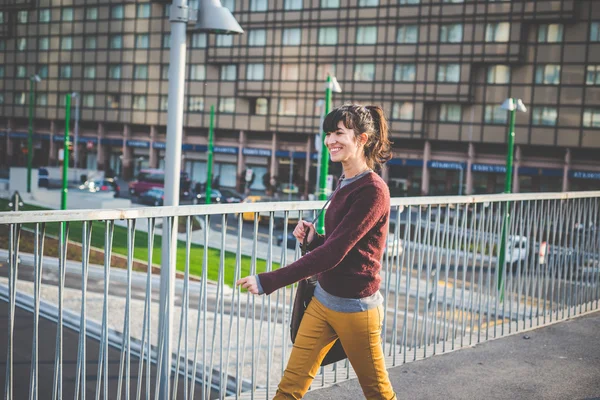 Junge schöne Hipster-Frau — Stockfoto